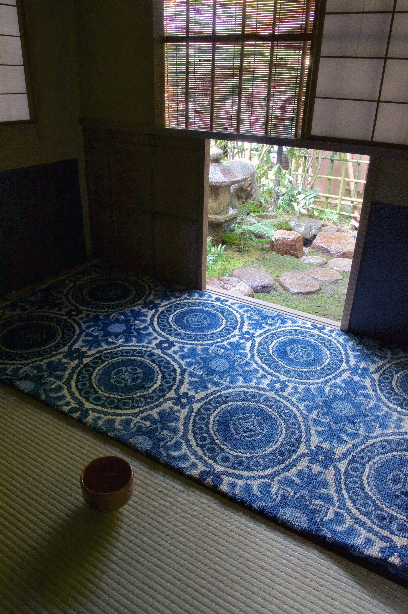 菊唐花文 「Kikukarakamon」 – 本家鍋島緞通