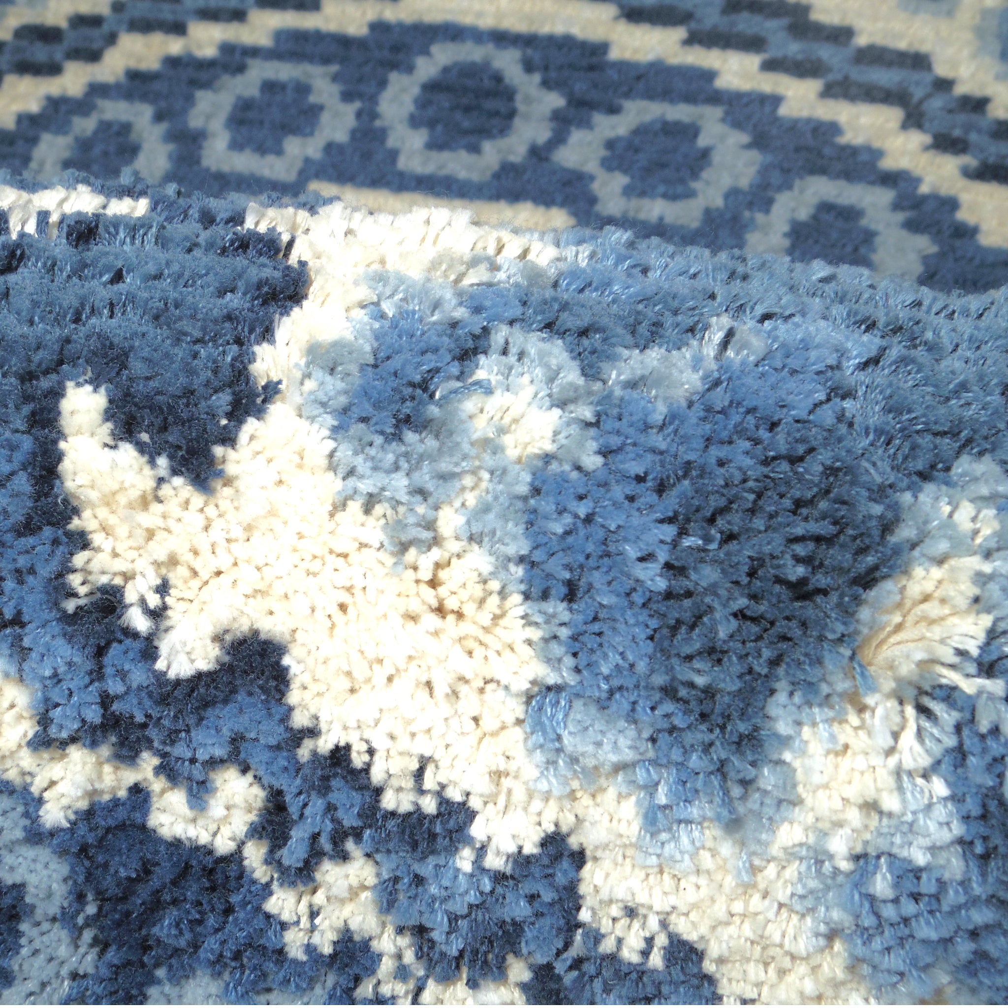 菊唐花文 「Kikukarakamon」 – 本家鍋島緞通