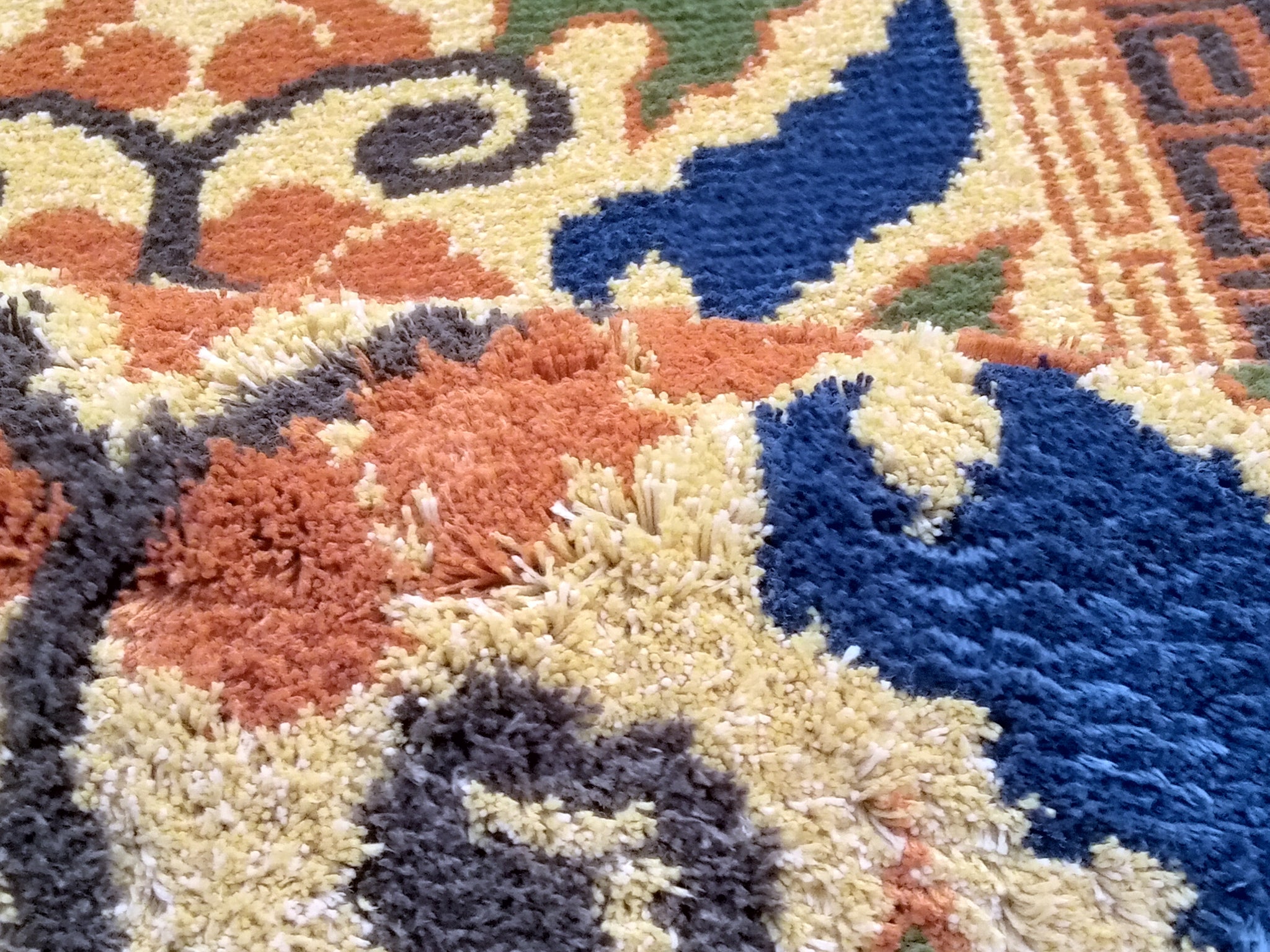 蟹牡丹文 縁二重雷文 「ganibotanmon Fuchinijuraimon」 – 本家鍋島緞通